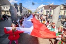 Przejście uczestników uroczystości z wielką flagą z MDK na Stary Rynek