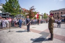 Prezydent Andrzej Nowakowski wręcza sztandar na ręce przewodniczącego Stowarzyszenia Jeździeckiego im. 4 PSK Dariusza Kaźmierczaka