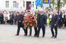 W imieniu społeczności Płocka kwiaty złożyli prezydent Andrzej Nowakowski, jego zastępcy Roman Siemiątkowski i Jacek Terebus, przewodniczący Rady Miasta Artur Jaroszewski i radny Grzegorz Lewicki