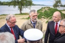 Minister Środowiska Maciej Grabowski, Wojewoda Mazowiecki Jacek Kozłowski, Prezydent Płocka Andrzej Nowakowski, Dyrektor RZGW Warszawa Leszek Bagiński podczas lustracji zabezpieczeń powodziowych w Płocku 13 maja 2014 r.