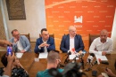 od prawej: dyrektor MZD Tomasz Żulewski, prezydent Płocka Andrzej Nowakowski, dyrektor Delegatury Urzędu Marszałkowskiego w Płocku Tomasz Kominek, zastępca prezydenta Piotr Dyśkiewicz