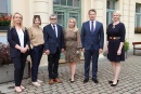 Od lewej: Edyta Mierzejewska - dyrektor Wydziału Promocji i Sportu, Monika Maron - dyrektor Wydziału Kultury i Wspierania Inicjatyw Społecznych, Roman Siemiątkowski - zastępca prezydenta Płocka, Alicja Wasilewska - dyrektor Płockiej Galerii Sztuki,  Martin Roger - Ambasador Republiki Estońskiej w Polsce oraz Tiina Tarkus, konsul. 