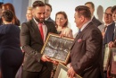 Dyrektor szpitala na Winiarach Stanisław Kwiatkowski odbiera nagrodę w kategorii Inicjatywy gospodarcze i społeczne