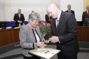 Medal Laude Probus z rąk prezydenta Andrzeja Nowakowskiego odbiera Barbara Szurgocińska