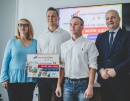 Od prawej: prezydent Andrzej Nowakowski, przedstawiciele Master Kids Płock, prezes Fundacji Marzena Kapuścińska