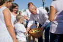 Prezydent Andrzej Nowakowski częstuje jabłkami Adasia, dla kórego zorganizowano charytatywny półmaraton