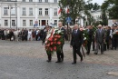 W imieniu społeczności Płocka kwiaty składają (od prawej) przewodniczący Rady Miasta Artur Jaroszewski, prezydent Andrzej Nowakowski i jego zastępca Roman Siemiątkowski
