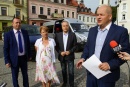 Prezydent Andrzej Nowakowski i dyrektorzy placówek (od lewej) Robert Kowalski, Barbara Jarosz, Bogusław Kaczkowski 