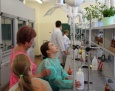 Młodzież eksperymentuje z chemią