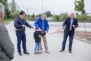 Cezary Guzanek, Cezary Lewandowski (z synem) i prezydent Andrzej Nowakowski zdjęli taśmę zagradzającą wjazd na nowy parking