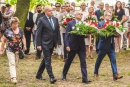 prezydent Andrzej Nowakowski, przewodniczący Rady Miasta Płocka Artur Jaroszewski i zastępca prezydenta Roman Siemiątkowski składają kwiaty