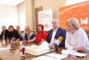 Od prawej: Renata Nych, prezes Stowarzyszenia De Facto, prezydent Andrzej Nowakowski, aktorka Hanna Chojnacka-Gościniak, dyrektor teatru w Płocku Marek Mokrowiecki, aktorzy - Mariusz Pogonowski, Szymon Cempura, dyrektor Novego Kina Przedwiośnie Zbigniew Michalak